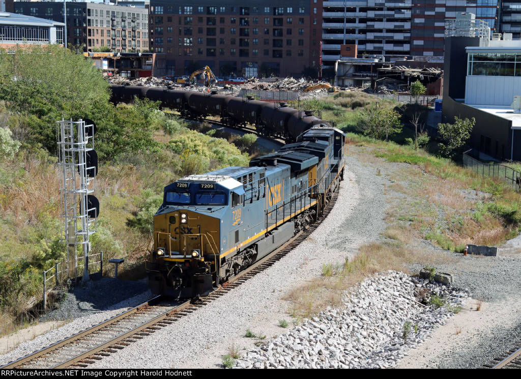 CSX 7209 leads train L619-19 around the curve at Raleigh tower